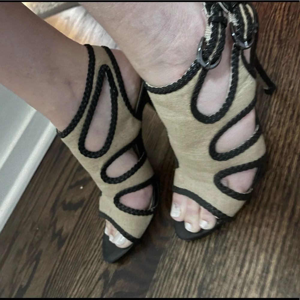Tahari 7 1/2 M Black leather and Tan Heels